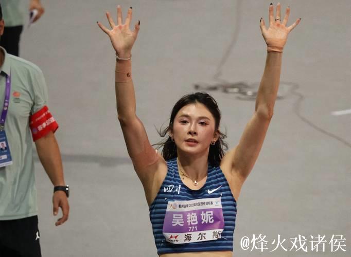 女子100米栏决赛:吴艳妮夺冠,林雨薇摔倒仍勇夺第三 女子100米栏决赛:吴艳妮夺冠,林雨薇摔倒仍勇夺第三