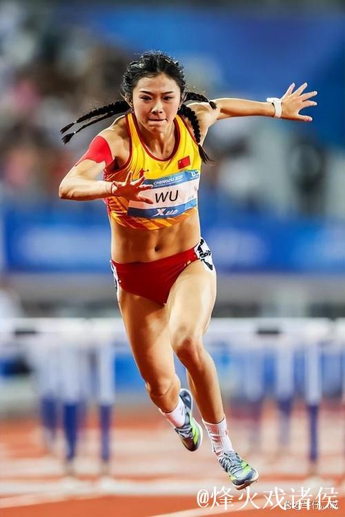 女子100米栏决赛:吴艳妮夺冠,林雨薇摔倒仍勇夺第三 女子100米栏决赛:吴艳妮夺冠,林雨薇摔倒仍勇夺第三
